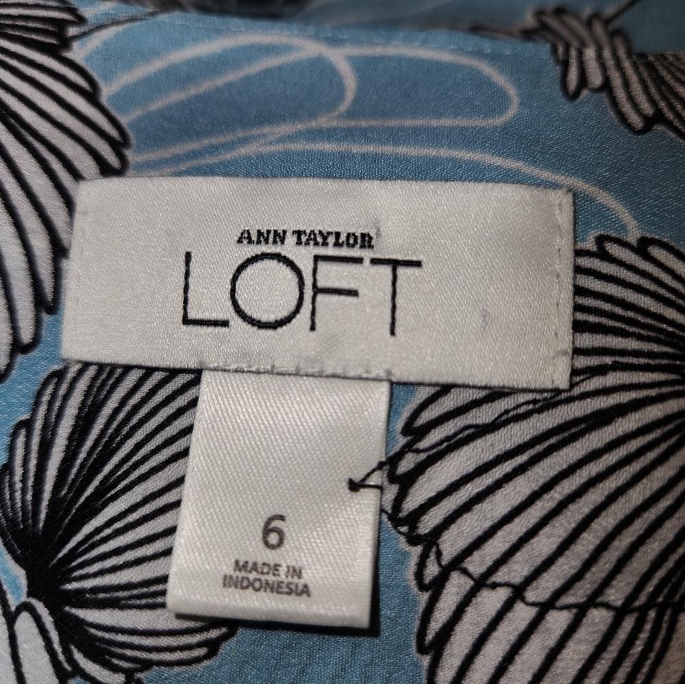 Loft Sea Glass Pale Powder Blue Floral Wrap Short Sleeve Blouse Size 6 EUC - Picture 6 of 6